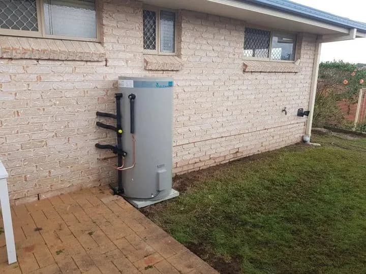 Vulcan 400L water heater installed outdoor