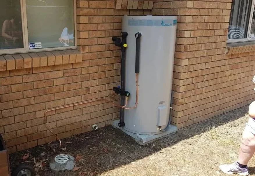 Vulcan 400L electric water heater installed outdoors